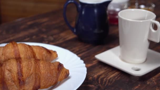 tradiční francouzská snídaně - Záběry, video