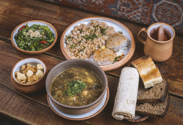 Asetelma erilaisia herkullisia ruokia kuten alkupaloja, pääruoka, makea kompotti Lähi-idän ravintolassa - Valokuva, kuva