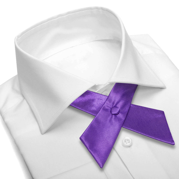 Lila szatén crossover egységes nyakkendő, fehér ing, elszigetelt fehér background. Concitor gyűjtemény - Fotó, kép