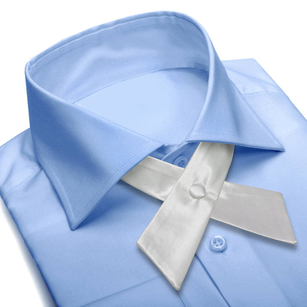 白サテン クロス オーバー ホワイト バック グラウンドに分離された青いシャツと制服ネクタイ。Concitor コレクション - 写真・画像