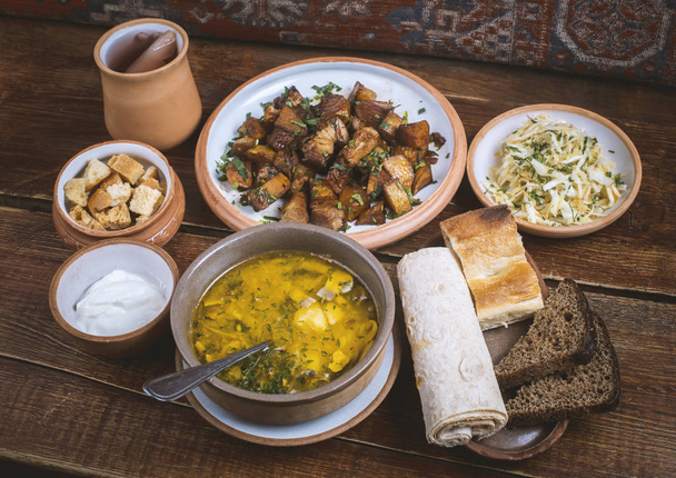 Stillleben verschiedene leckere Gerichte wie Vorspeisen, Hauptgericht, süßes Kompott im nahöstlichen Restaurant - Foto, Bild