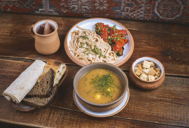 Νεκρή ζωή διάφορα νόστιμα πιάτα, όπως ορεκτικά, κυρίως πιάτο, γλυκό κομπόστα στο εστιατόριο Μέση Ανατολή - Φωτογραφία, εικόνα