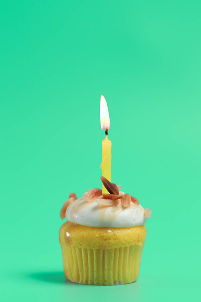Gâteau d'anniversaire sur la couleur pour fond
 - Photo, image