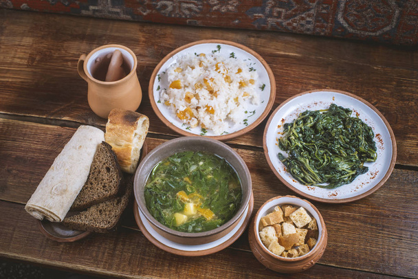 Csendélet különböző ízletes ételek, beleértve a kezdők, főétel, édes kompót a közel-keleti étteremben - Fotó, kép
