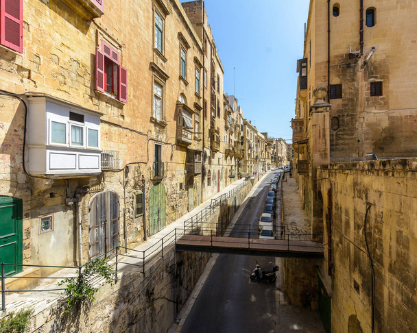 Lenézett a Szent Ursula Street, Valletta Málta, nyári 2018 - Fotó, kép