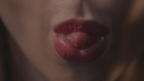 Nahaufnahme einer Frau, die durchbohrte Zunge herausstreckt - Filmmaterial, Video