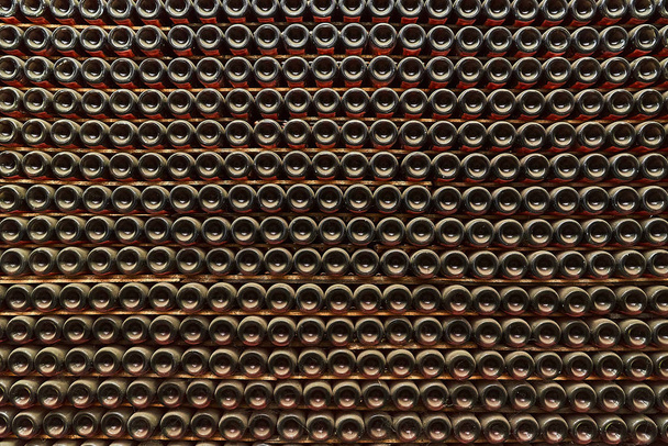 Пачка винных бутылок в винодельне
 - Фото, изображение