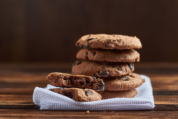Čokoládové sušenky na dřevěném stole - Fotografie, Obrázek