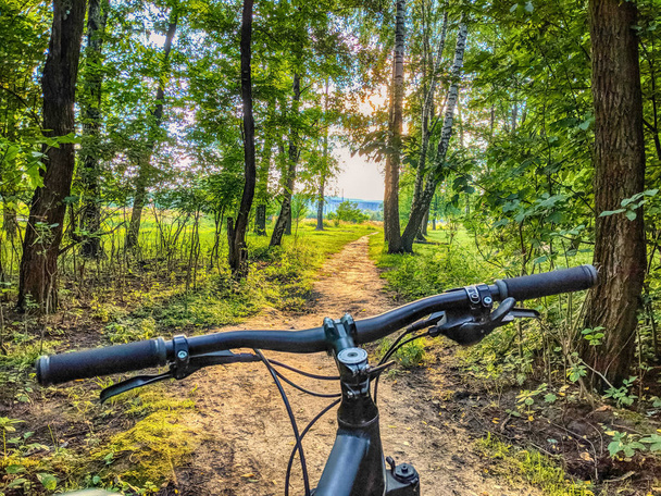 MTB bicycle on the trail in the summer season - Foto, afbeelding