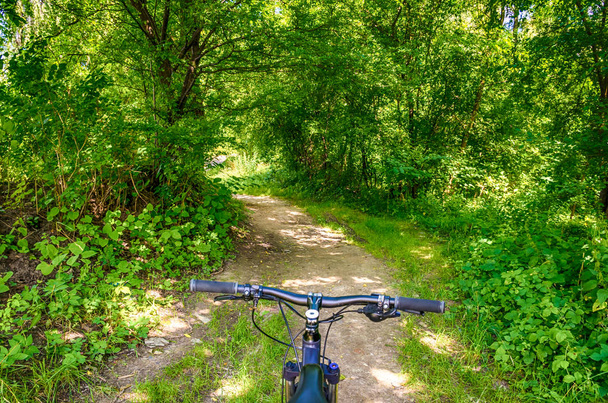 MTB polkupyörän polulla kesäkaudella
 - Valokuva, kuva