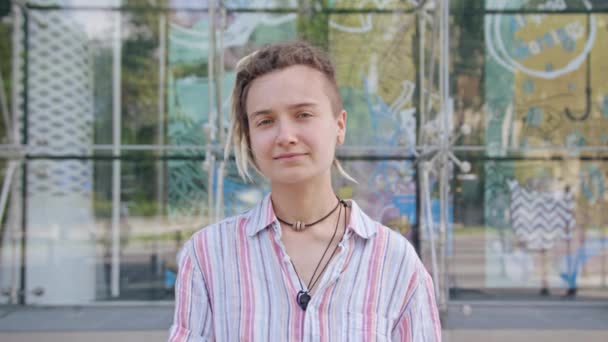 Fiatal hölgy Modern frizura pózol a szabadban - Felvétel, videó