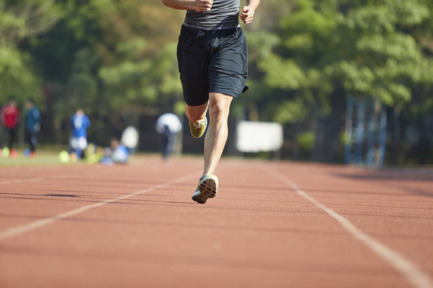 молодой азиат мужчина спортсмен бег тренировки на треке
. - Фото, изображение