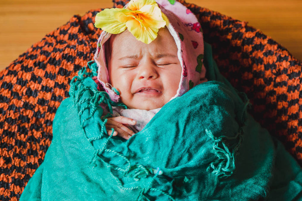 Gros plan portrait d'un beau nouveau-né endormi. Sommeil nouveau-né asiatique bébé fille.Nepalese bébé fille
. - Photo, image