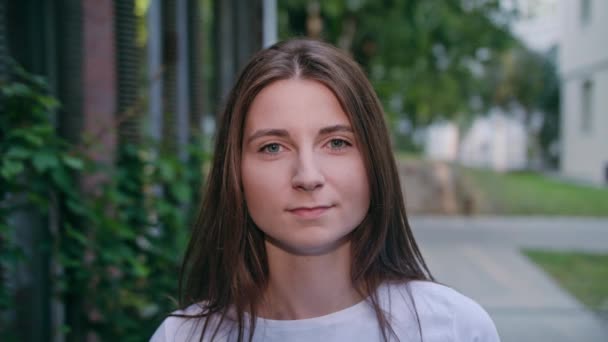 junge Frau lächelt im Freien - Filmmaterial, Video