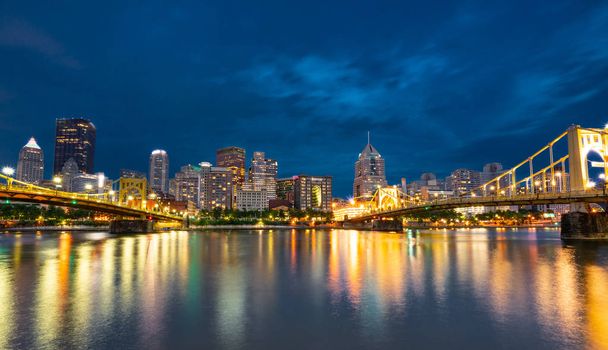 Pittsburgh, Pennsylvania noc panoramę wzdłuż rzeki Allegheny od North Shore Riverfront Park - Zdjęcie, obraz