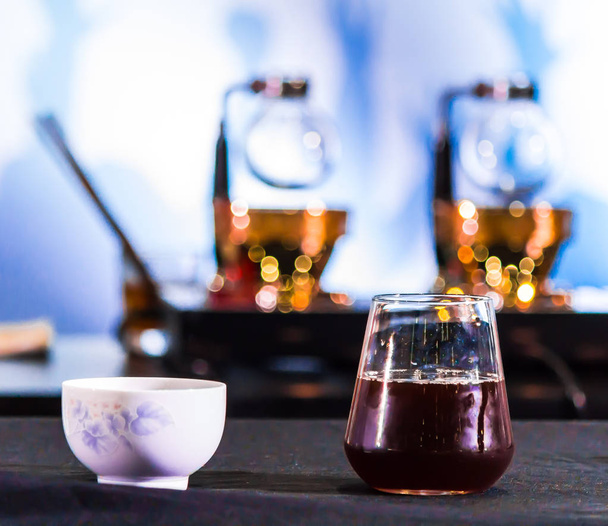 Siphon Café ou Vácuo Café é imersão cheia de bom gosto, Misturado cheiro e sabor café ofroasted com contato direto água fervida, nascido no Japão em 1840, mostrar café quente pronto para beber
. - Foto, Imagem