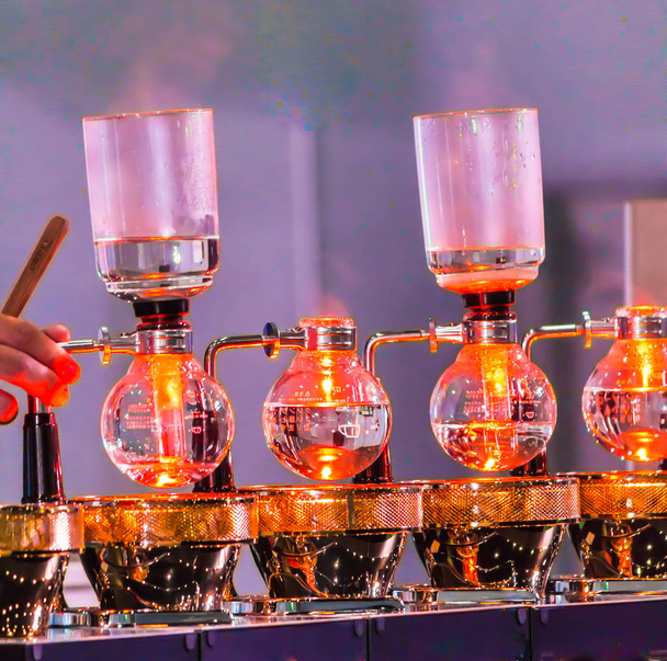 Siphon-Kaffee oder Vakuum-Kaffee ist voll Eintauchen geschmackvoll, Mischung Geruch und Geschmack gefrorenen Kaffee mit direktem Kontakt abgekochtem Wasser und zeigen kochendem Wasser, atemberaubende Vakuum-Prozess durch Strahlheizung. - Foto, Bild