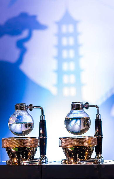 Siphon Coffee o Vacuum Coffee es una inmersión completa de buen gusto, olor y sabor mezclados de café tostado con agua hervida de contacto directo, nacido en Japón por Akira Kono en 1840, mostrar accesorios y herramientas
.  - Foto, Imagen