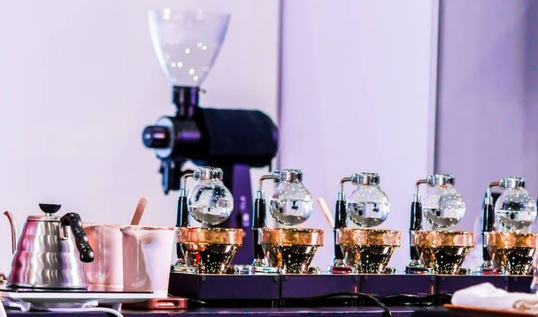 Sifonu kávy nebo kávy vakuum je plné ponoření vkusné, směsové vůni a chuť ofroasted kávu s přímým kontaktem převařené vody, narozený v Japonsku Akira Kono v roce 1840, ukazují, příslušenství a nástroje.  - Fotografie, Obrázek