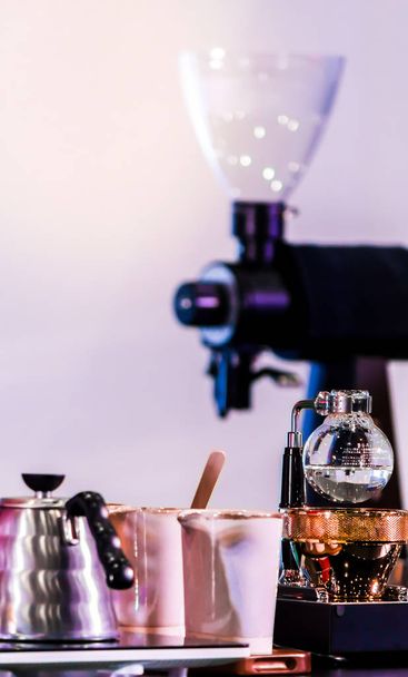 Sifonu kávy nebo kávy vakuum je plné ponoření vkusné, směsové vůni a chuť kávy ofroasted s přímým kontaktem vařené vody a Ukázat vařící vody, ohromující vakuový proces od paprsku ohřívač. - Fotografie, Obrázek