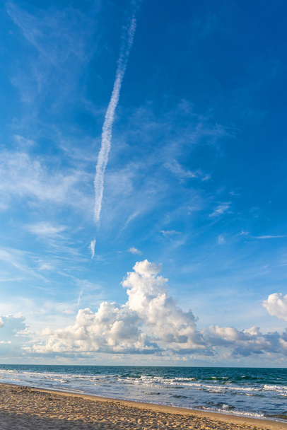 κάθετη εικόνα της παραλίας με όμορφο γαλάζιο ουρανό την ηλιόλουστη μέρα στο Mae Pim Beach στο Chakphong Rayong Ταϊλάνδη. - Φωτογραφία, εικόνα