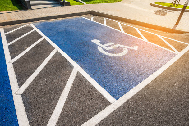 imagen de azul nuevo símbolo para discapacitados muestra el signo reservado para la persona con discapacidad en la plaza de aparcamiento
. - Foto, Imagen