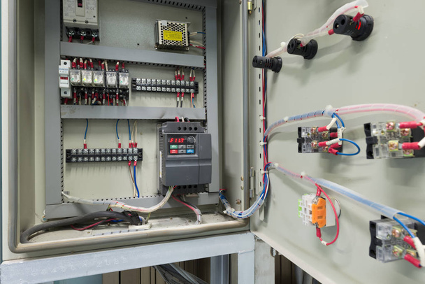 Controlador de equipos de caja de electricidad en la industria de fábrica
 - Foto, imagen