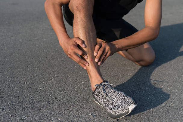 Junger Sportler verletzt sich beim Laufen am Schienbein - Foto, Bild