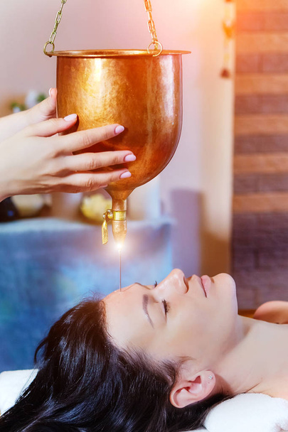 Woman enjoying a Ayurveda oil massage treatment in a spa - Zdjęcie, obraz