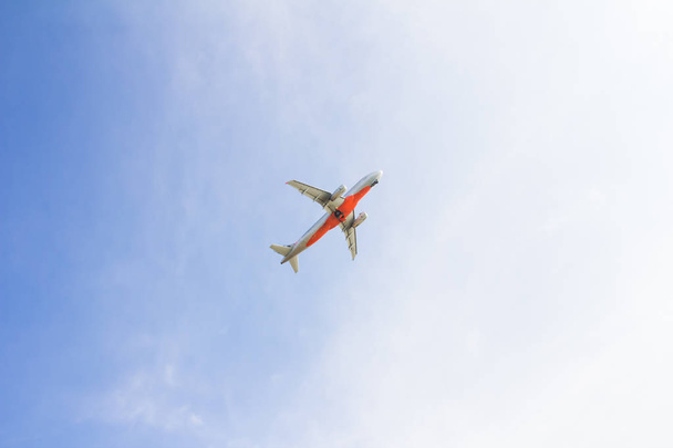  airplane flying on sky  - Фото, изображение