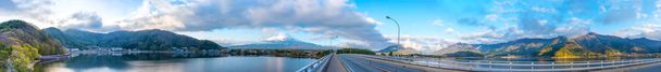 Panoramabild des Fuji-Berges und der Seebrücke, Kawaguchi mit der Kawaguchiko Ohashi-Brücke am Morgen. - Foto, Bild