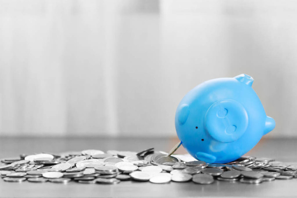 Синий голубой банк поверх монет денег для концепции денежного потока и общего фона
. - Фото, изображение