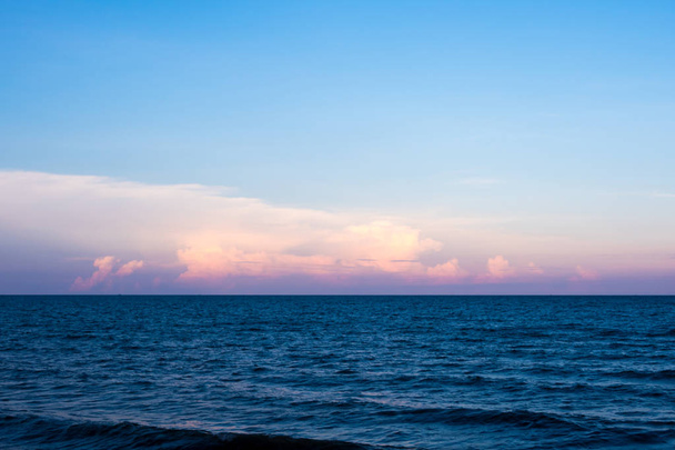ピンクの雲と海の夕焼け空 - 写真・画像