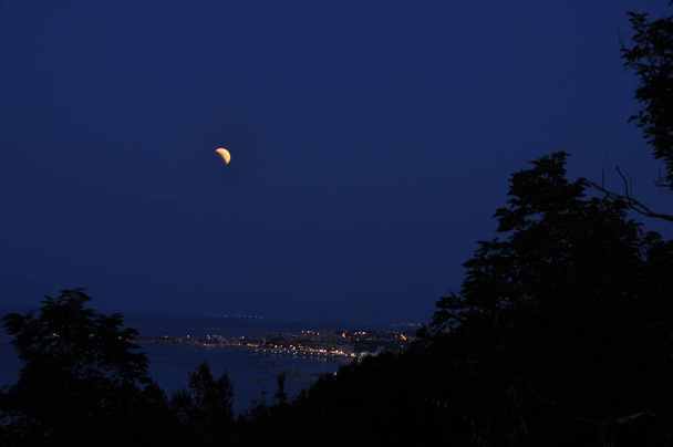 Фано Италия лето 2018 красная луна, затмение луны
 - Фото, изображение
