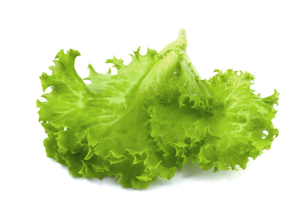 Salatblatt vorhanden. Salat isoliert auf weißem Hintergrund. - Foto, Bild