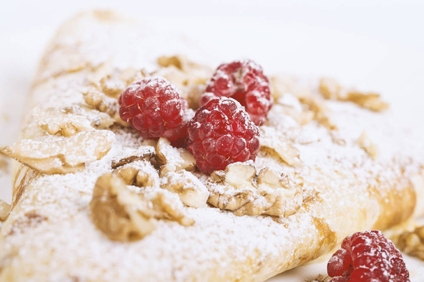 pancakes (crepes) with raspberries - healthy breakfas - Foto, Imagem