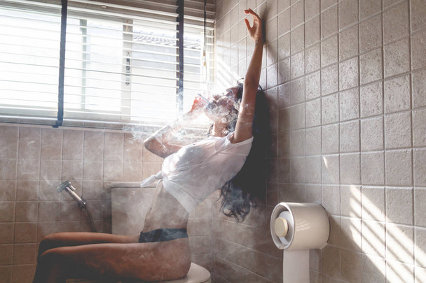 Μόδα πορτρέτο του όμορφη γυναίκα προκλητικό λεπτό σώμα καπνίζοντας τσιγάρο - Φωτογραφία, εικόνα