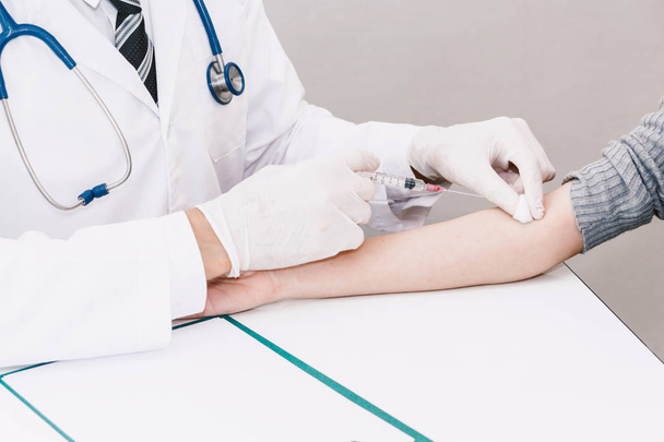 Doktor v ochranné rukavice ženské pacient injekci v hospital.healthcare a lékařství - Fotografie, Obrázek