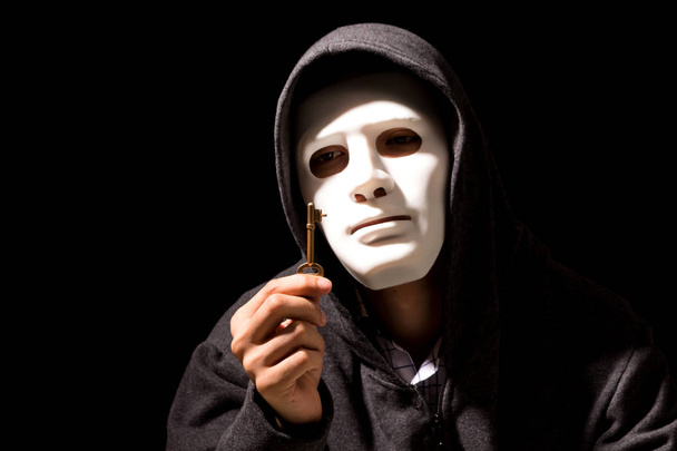Hacker en una capucha sobre fondo oscuro
 - Foto, imagen