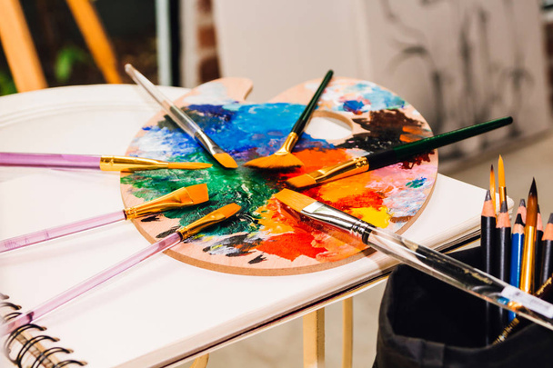 Набір для малювання та живопису з кольоровою палітрою та акварельними фарбами на столі
 - Фото, зображення