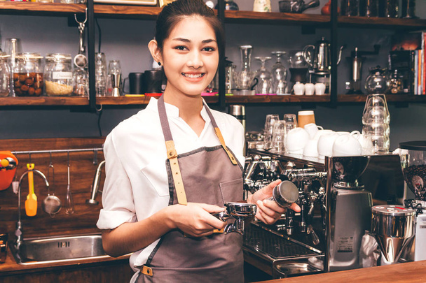 Barista ženy používající kávovar pro přípravu kávy v kavárně - Fotografie, Obrázek