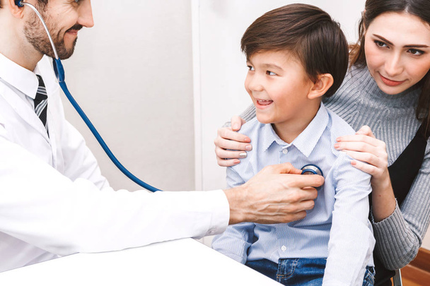 Medico visita bambino con stetoscopio in hospital.healthcare e medicina
 - Foto, immagini