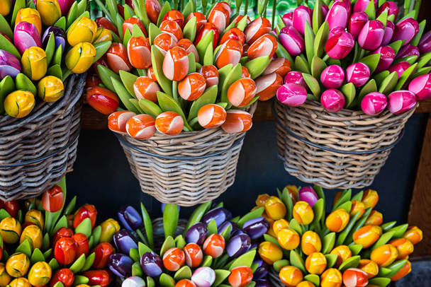 Bouquets de tulipes en bois pour la décoration, Hollande
 - Photo, image