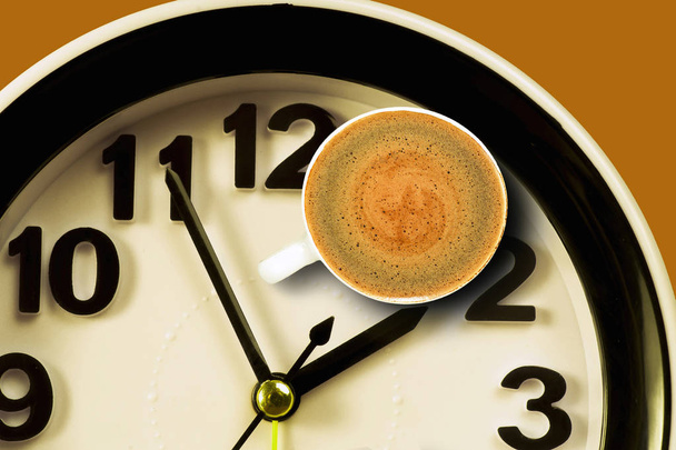 Cup of coffee on the background of the clock - Foto, Bild