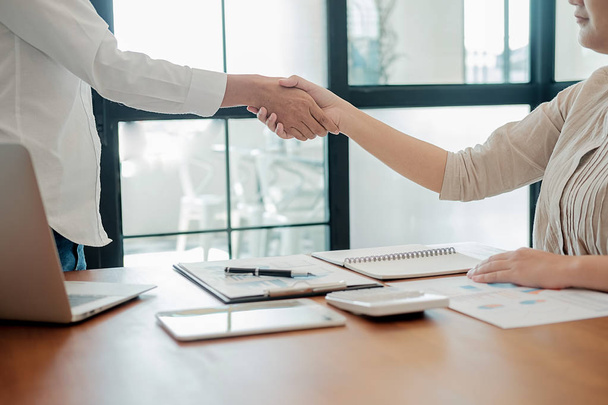 Business handshake confiante e pessoas de negócios depois de discutir, conceito de sucesso - Foto, Imagem