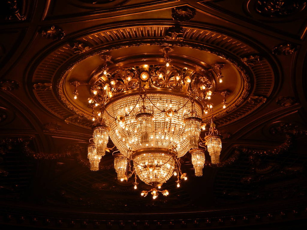 Gran lámpara de araña en la sala de la ópera
 - Foto, imagen