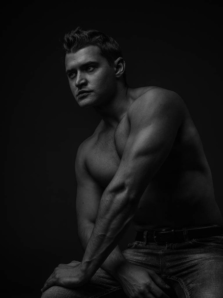 Portrait of a young caucasian male athlete with naked torso, black and white - Fotografie, Obrázek