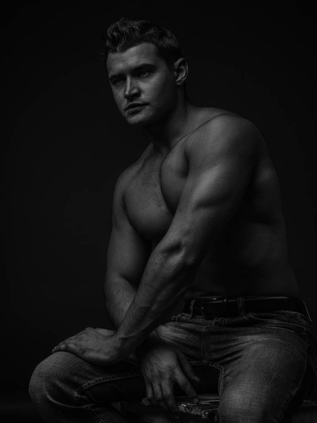 Portrait of a young caucasian male athlete with naked torso, black and white - Photo, Image