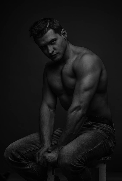 Portrait of a young caucasian male athlete with naked torso, black and white - Фото, зображення