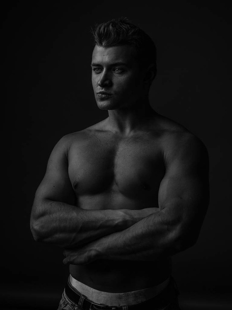 Portrait of a young caucasian male athlete with naked torso, black and white - Photo, image